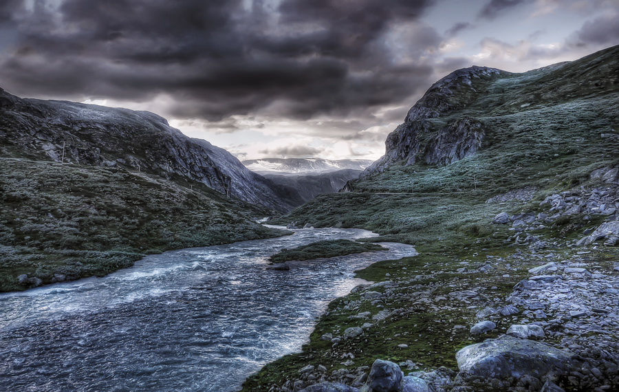 river-in-the-mountains-HDR
